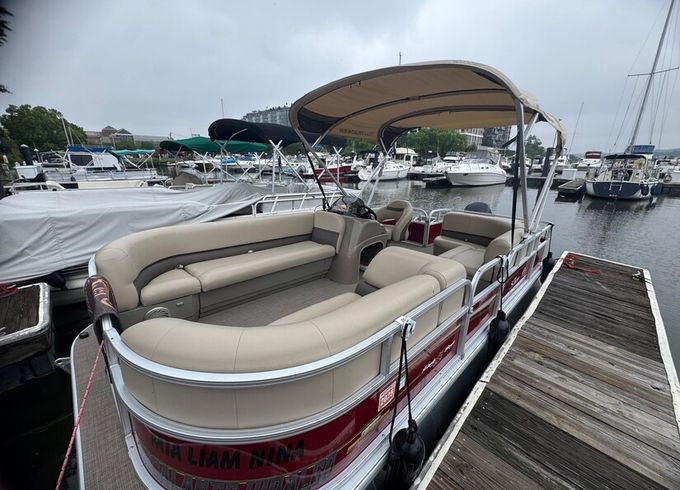 2023 Sun Tracker Party Barge 18 DLX | Relaxing Pontoon Cruise