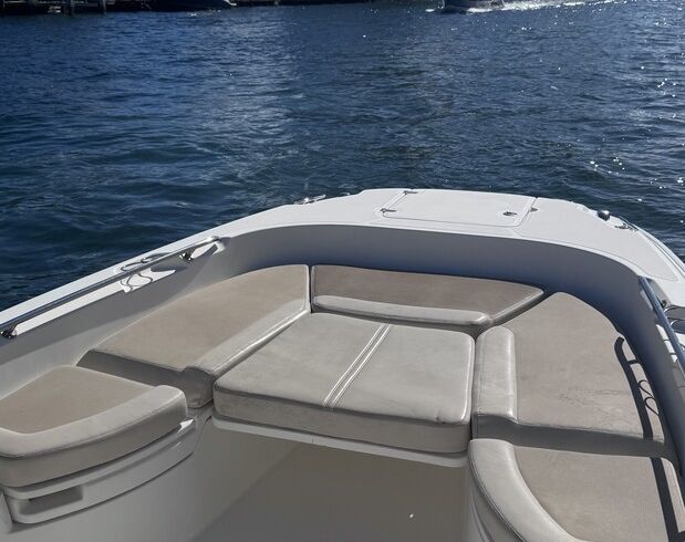 2018 Boston Whaler -Dauntless- Center Console - 27 Ft
