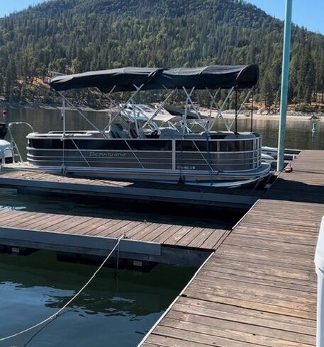 2023 Berkshire 22’ Luxury Pontoon Boat Rental
