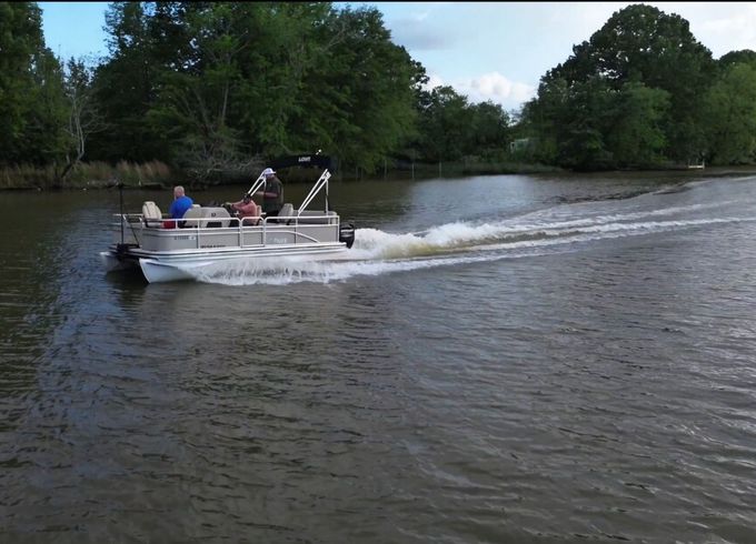 19ft Lowe Pontoon on Lake Wedowee – Fishing and Cruising