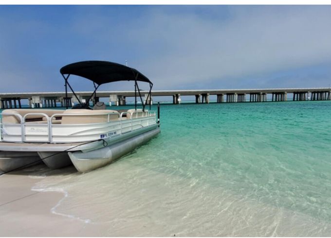 Enjoy Crab island and Destin !Paddleboard and floating mat included !