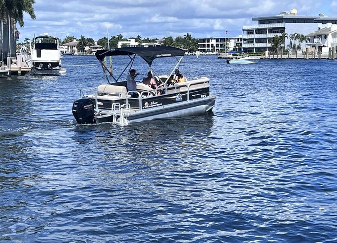 Pontoon boats for 10