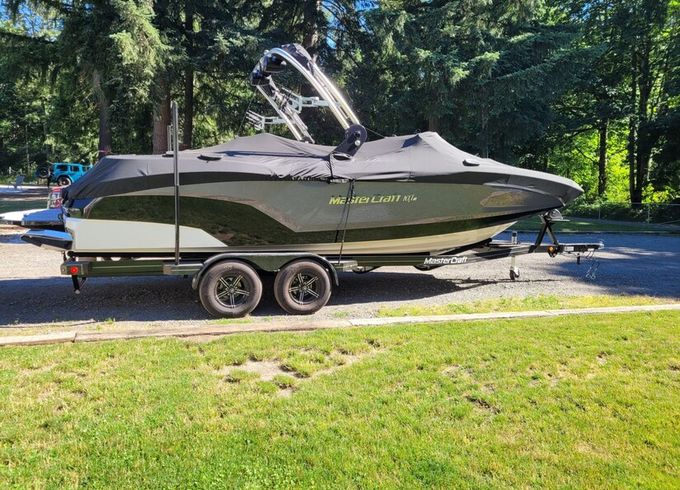2021 MasterCraft NXT24 – Surf-Ready Wake Machine – Seats 12 – Delivery