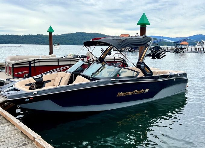 Mastercraft XT24 Premier Surf Boat