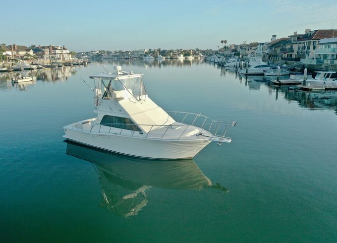35' Cabo Flybridge Yacht for Cruises and Offshore Fishing