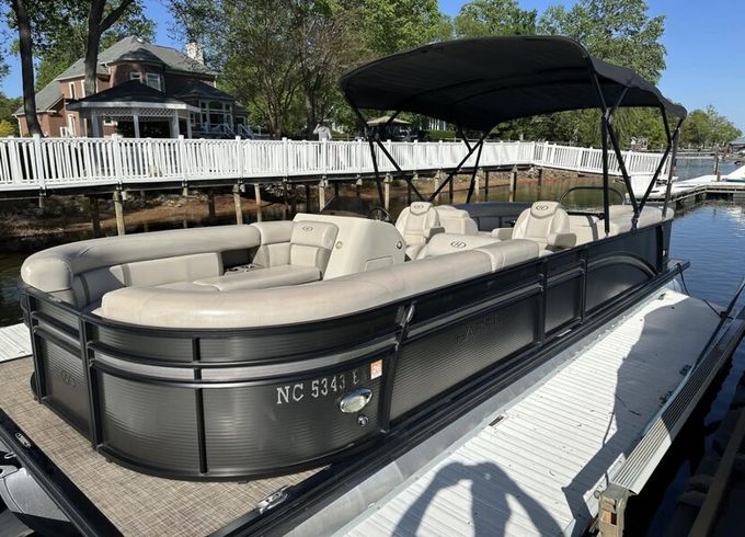 Cruise Lake Norman 24’ Harris Tritoon