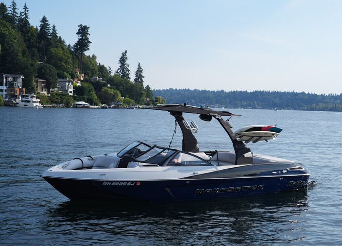 Malibu 23 LSV Wakesurf Boat – Lake Washington, No License Required