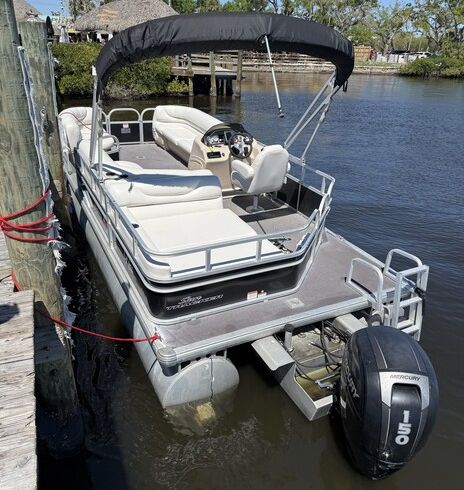 Sun Tracker Party Barge 22’