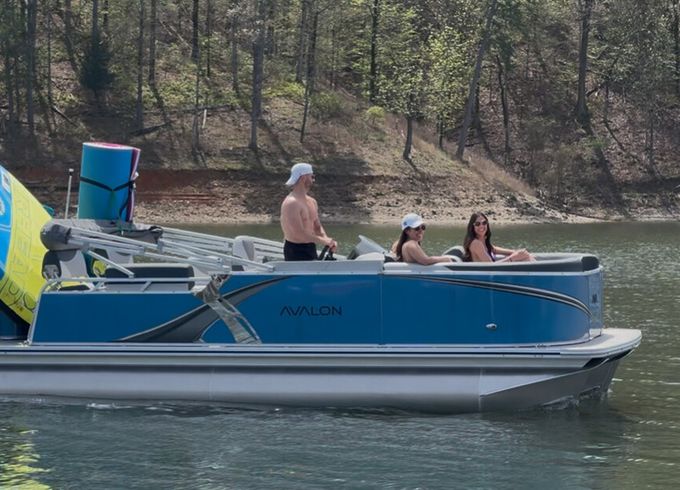 Brand-New 2025 Avalon LSZ Pontoon - Seats 12. Broken Bow Lake