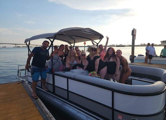 Encore Bentley 2023 — Family Fun Pontoon with 140HP