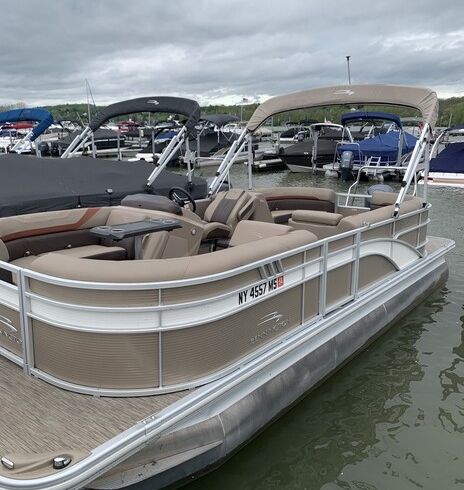 Weekly Rentals Only - 22' Tritoon Great shape and ready to go!