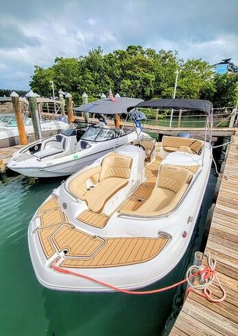 Hurricane 24’ – Miami Boat Adventure
