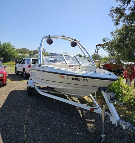 Awesome eighteen foot open bow bay liner, perfect for summertime, fun