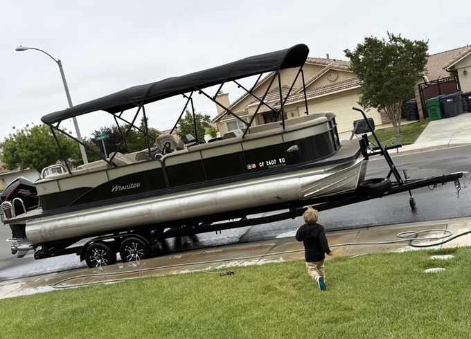 Bring on the Family SummaFun in this 26Tritoon