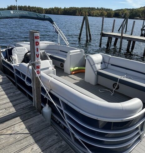 Luxury 22' Tritoon – Spacious, Smooth Ride & Family Fun