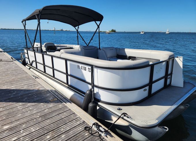 24' LUXURY TRI-TOON in South Tampa