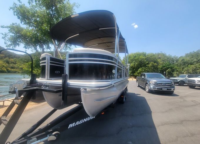 Fully Equipped Harris Tritoon – Bluetooth, Floating Mat, Lake Travis