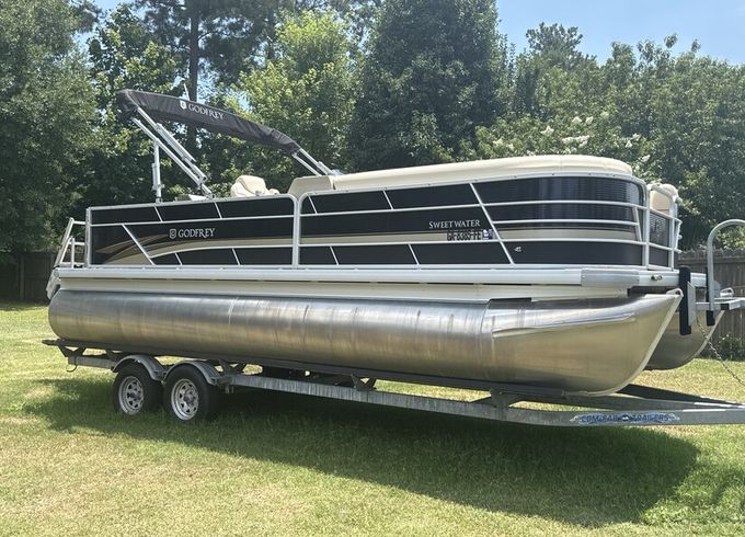 2022 Godfrey SweetWater Tri-Toon w/150hp Mercury