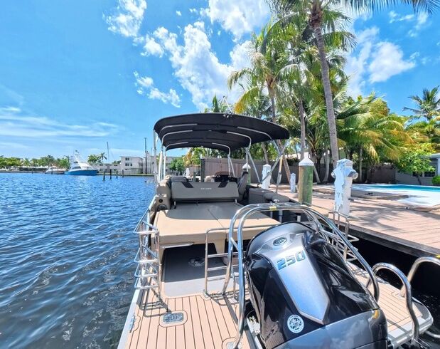 25ft Luxury Lounge Boat with Sunbed and Party Bar – Fort Lauderdale