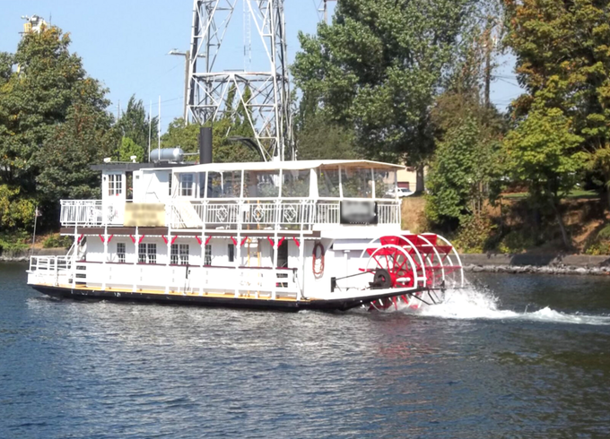 Experience an awesome party on this paddle-wheel-driven boat!