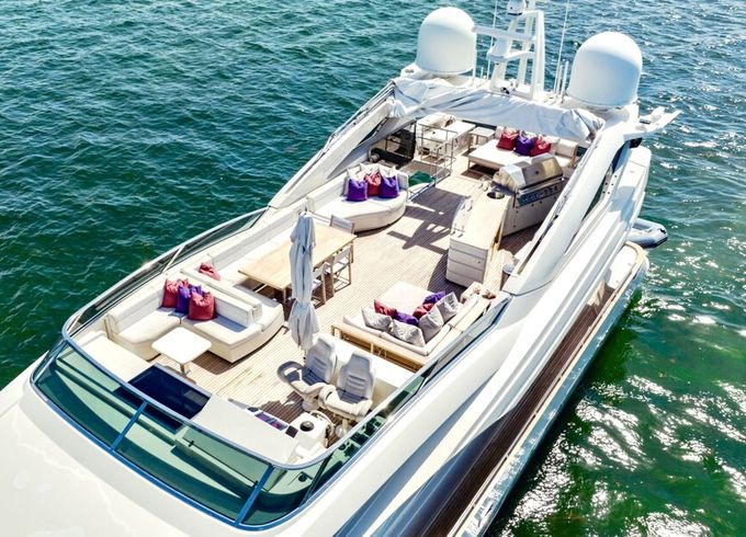 Stunning 105’ Dominator in Miami Beach with JACUZZI