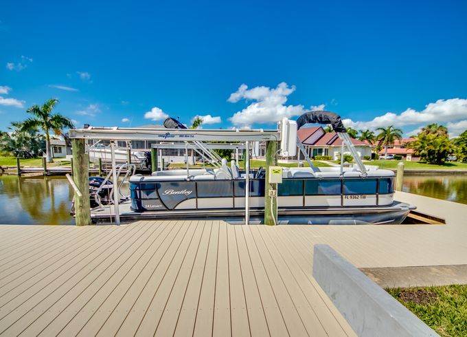 24' Bentley Tri-Toon, 3 day min rentals 5/13-8/8