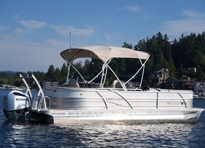 25ft Tri-Toon with Wet Bar – No License Required