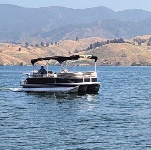 Family-Friendly Pontoon Boat for Up to 11 Guests with Shade