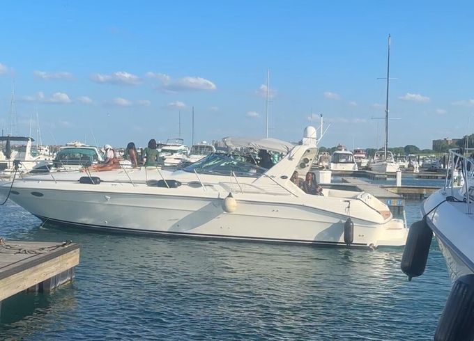 Chicago Skyline Luxe — 40-Foot Private Yacht