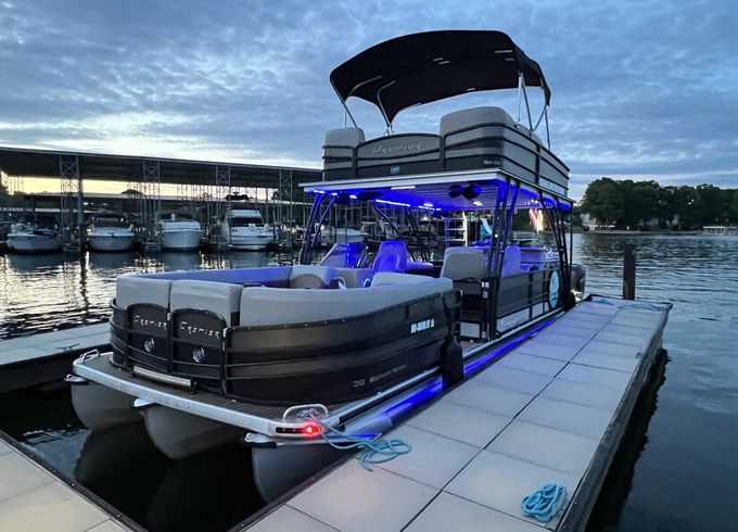 La Cantina – 31' Premier SkyDek Tritoon