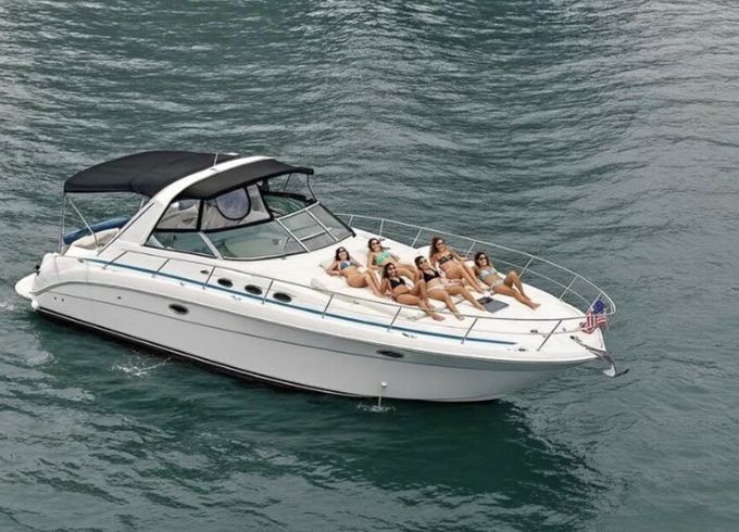 Cozy Cruiser — Spacious 1-Bed Boat with Full Amenities
