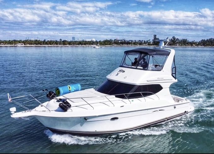 43’ Silverton Flybridge $100 OFF or FREE Hour from Monday-Thursday!