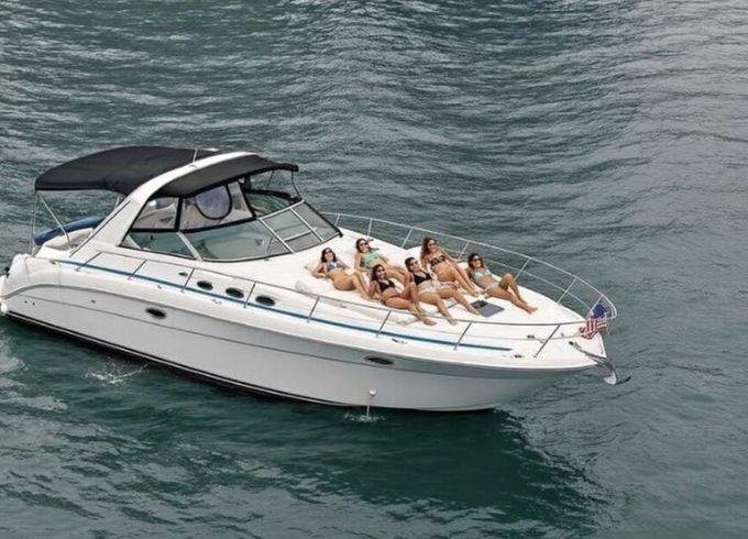 Spacious 1998 Sea Ray — Perfect for Family Adventures & Group Charters