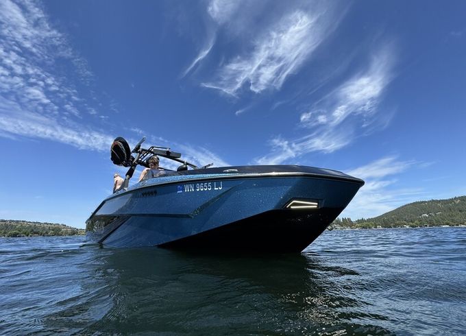 AXIS T235 Professional Wakesurfing Boat - Delivery available