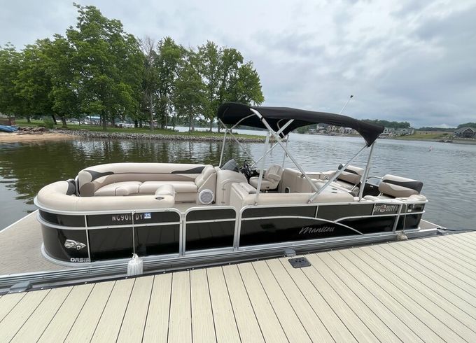 25' Manitou Pontoon - seats 15