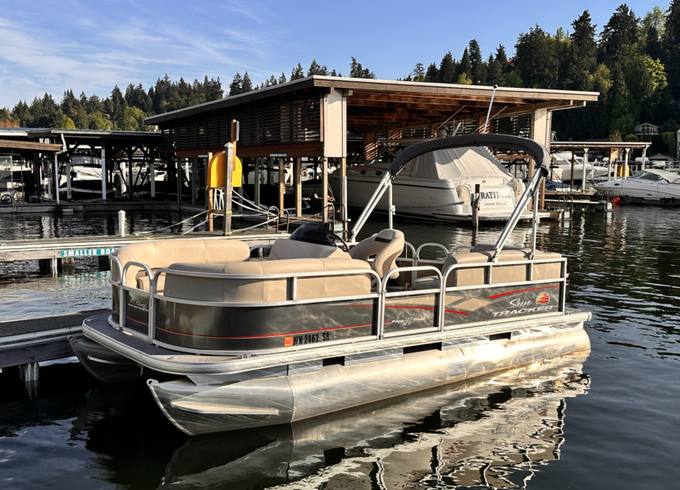 Sun Tracker Party Barge Pontoon • Seats 9 • Bluetooth Audio