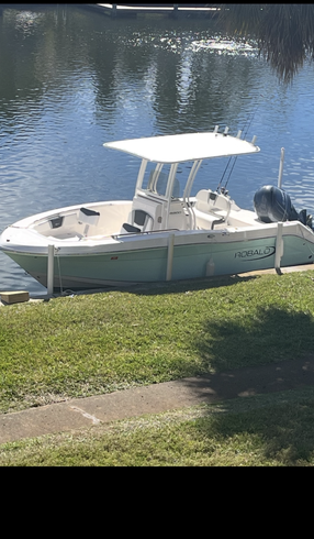 2023 Robalo R200 20 Ft. Center Console Fishing Boat.