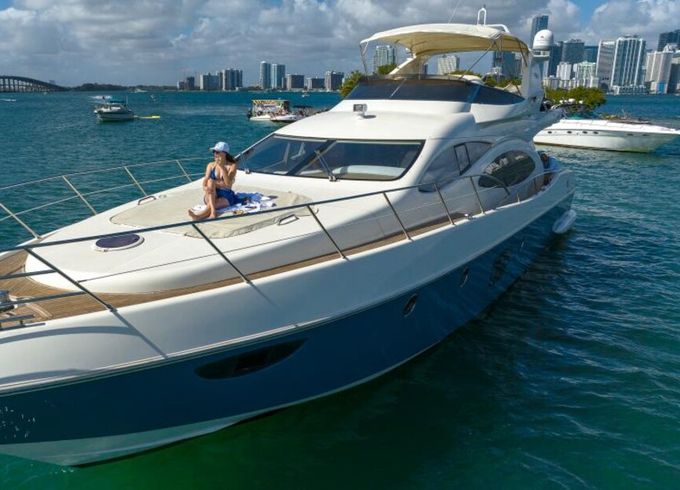 70ft Azimut Luxury Yacht with 2 Jet Skis – Miami