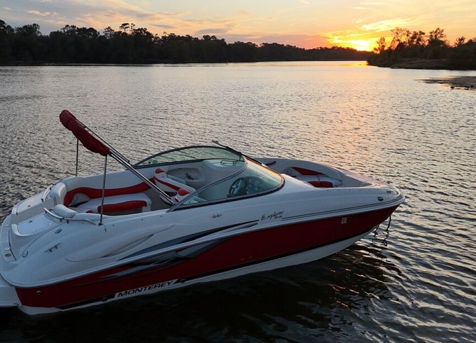 Sleek Monterey Boat – Perfect for Cruising and Water Sports