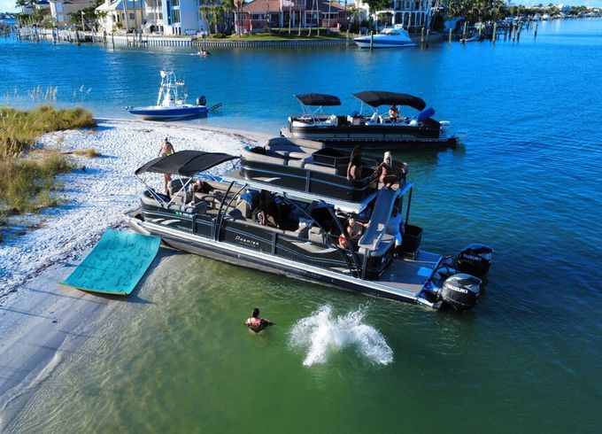 Big Pontoona - Yacht Amenities / Pontoon Fun