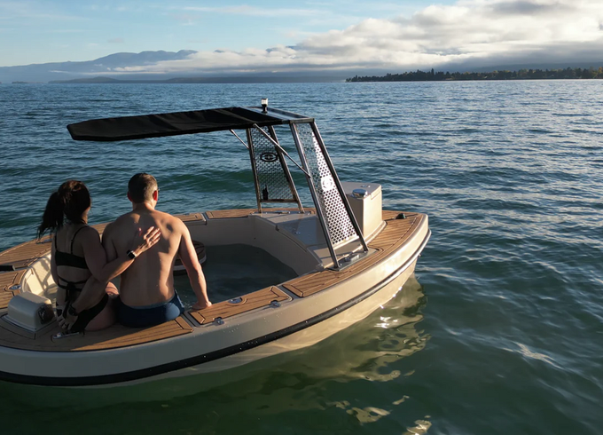 Lake Oconee's Only Floating Hot Tub Boat – Unforgettable Escape!