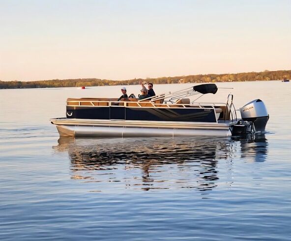 2025 Tahoe Pontoon w/115hp -Tow bar, Changing room, layout seating