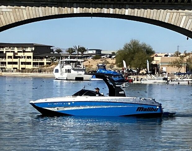 Malibu M235 wakesurf boat