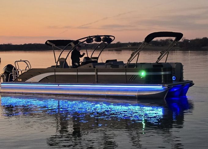 16 person 30 foot 300 HP Tritoon! Pontoon in style and enjoy the space