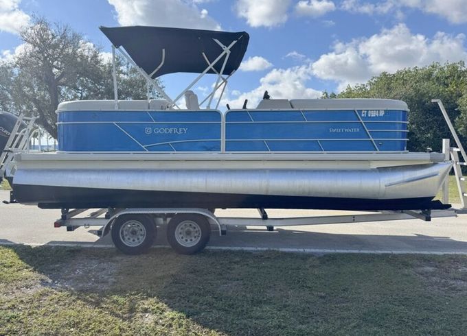 Tritoon Boat Rental – Explore Tampa Bay in Style