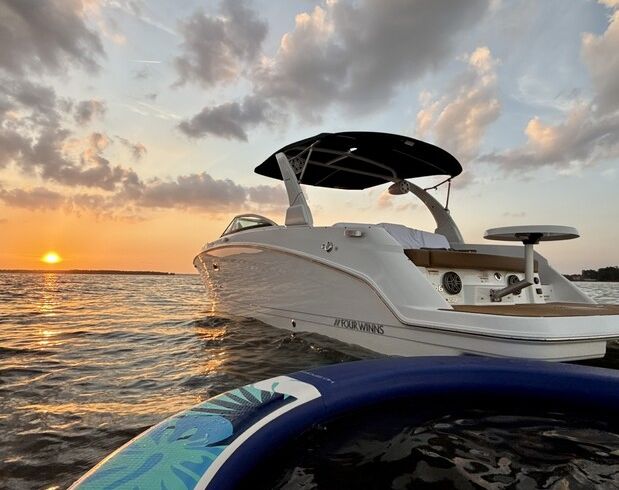 Brand New 2025 Four Winns HD8 with captain and host included