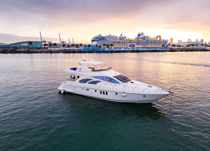 55’ Azimut Dream II Luxury Yacht Rental for Parties & Private Charters