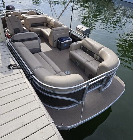 Sun Tracker Pontoon