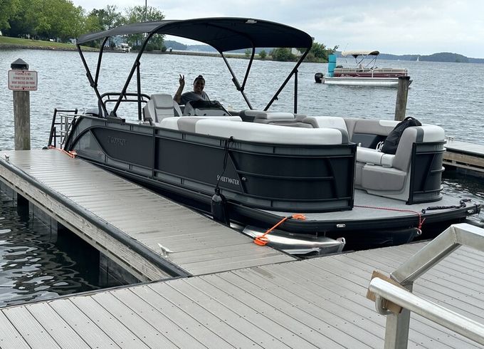 ‘25 Tritoon (12 Guests) | Exceptionally Well-Kept, Fuel &amp; Cooler Incl.