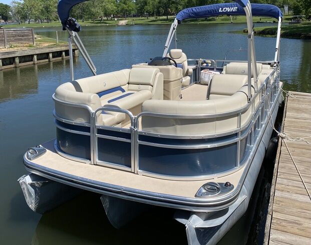 Adventure-Ready 25ft Tritoon – Tubing, Fishing &amp; More!